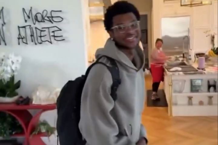 吾家有儿初长成！布莱斯回到家 詹姆斯狂笑：大学生回来了😂！