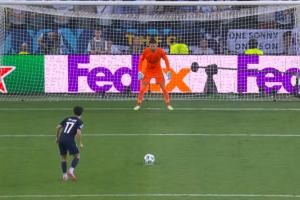 散步式点球罚偏！维蒂尼亚罚点用时9秒79，慢于博尔特的百米纪录