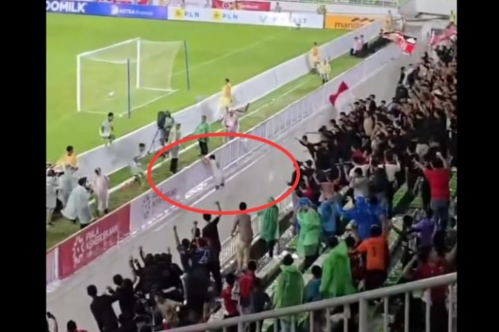 看着吓人！印尼U17球员进球后越过护栏庆祝，掉入缓冲区 并无大碍