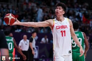 作用明显！余嘉豪上半场2投1中&6罚5中得到7分6板1断 5个前场篮板