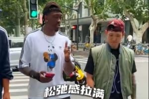 松弛感！杰伦威与说唱歌手GALI上海街头Citywalk 遇球迷亲切互动