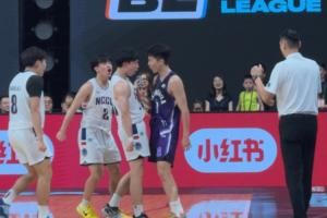 清华石奎关键三分被宋晰澔大帽+遭贴脸怒吼 独自对抗政治大学三将