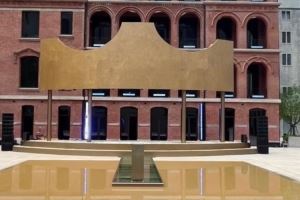 网友分享明日詹姆斯中国行上海站现场布置 已竖起巨大皇冠logo