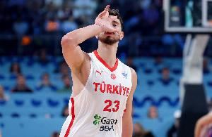 欧锦赛官方晒申京霸气庆祝照：他不是小约基奇 请叫他申京爸爸