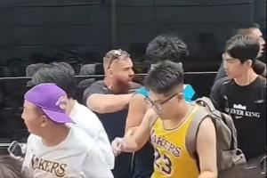 詹姆斯坐车前往交大活动现场 球迷在马路疯狂追车拍车被保安推开