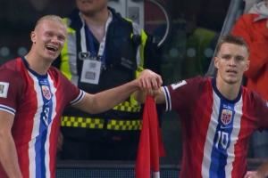 双子星📸挪威11-1狂胜，哈兰德与厄德高一起扶角旗竿庆祝