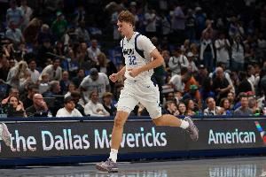 都不太准！上半场弗拉格8投2中得到8分5板 贝利5投1中得到3分