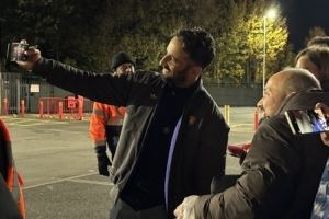 笑容温暖纯真🥰阿莫林在比赛结束后2小时仍在为球迷合影签名