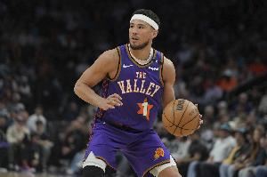 你们也缺真控卫！布克前三场送出17次助攻 出现18个失误